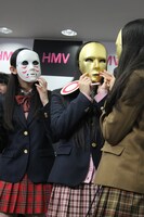 勝負に負け仮面をかぶらされる暖色系チーム。