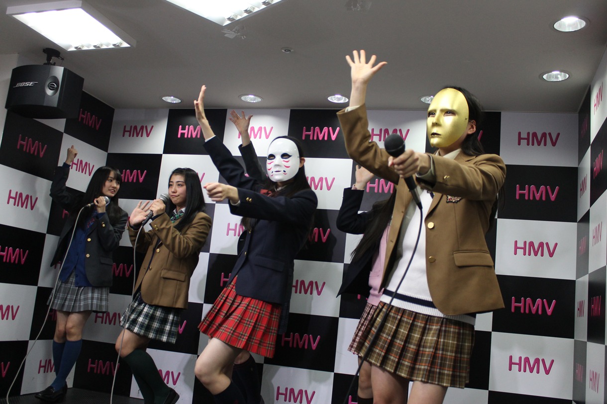 3人が仮面を付けたままライブパフォーマンスを披露するチームしゃちほこ。