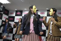 3人が仮面を付けたままライブパフォーマンスを披露するチームしゃちほこ。
