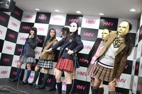 3人が仮面を付けたままライブパフォーマンスを披露するチームしゃちほこ。