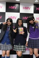 寒色系チームの咲良菜緒、坂本遥奈、大黒柚姫（左から）。