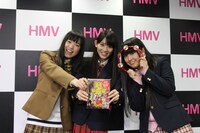 暖色系チームの伊藤千由李、秋本帆華、安藤ゆず（左から）。