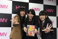 暖色系チームの伊藤千由李、秋本帆華、安藤ゆず（左から）。