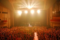 aiko「Love Like Pop vol.16 ～15th Anniversary～」東京・NHKホール、7月20日公演の様子。