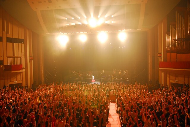 aiko「Love Like Pop vol.16 ～15th Anniversary～」東京・NHKホール、7月20日公演の様子。