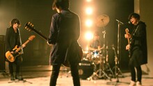 [Champagne]「Run Away」PVのワンシーン。