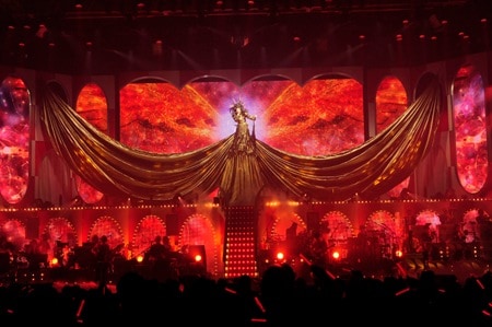 きらびやかな衣装で美空ひばり「川の流れのように」を歌う桑田佳祐。