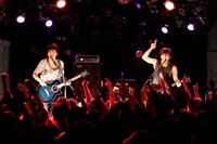 10月4日に東京・渋谷TAKE OFF7で行われたワンマンライブの様子。