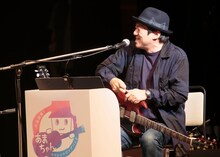 楽曲の合間に制作の裏話や「あまちゃん」ネタを挟む大友良英。