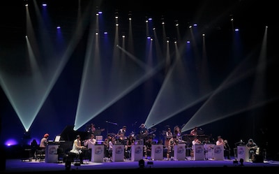 Sachiko Mが参加した楽曲が演奏された際の模様。手前左がSachiko M。