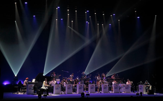 Sachiko Mが参加した楽曲が演奏された際の模様。手前左がSachiko M。