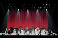 大友良英 ＆「あまちゃん」スペシャルビッグバンド「大友良英 ＆『あまちゃん』スペシャルビッグバンド コンサート」東京・NHKホール公演の模様。