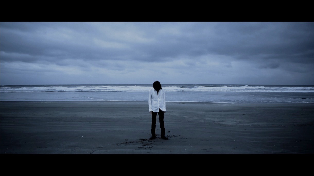 RUDE GALLERY「One」イメージムービーのワンシーン。