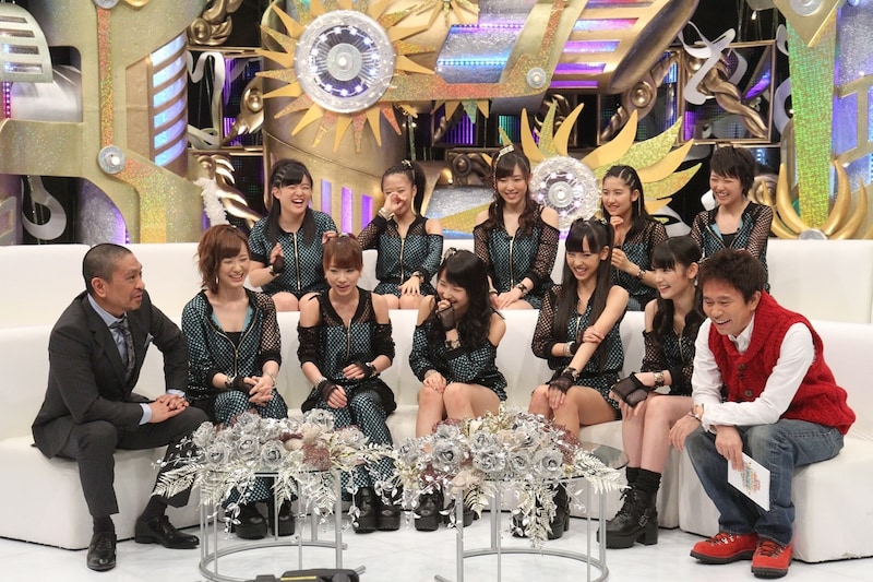 番組収録中のモーニング娘。とダウンタウン。 (c)フジテレビジョン