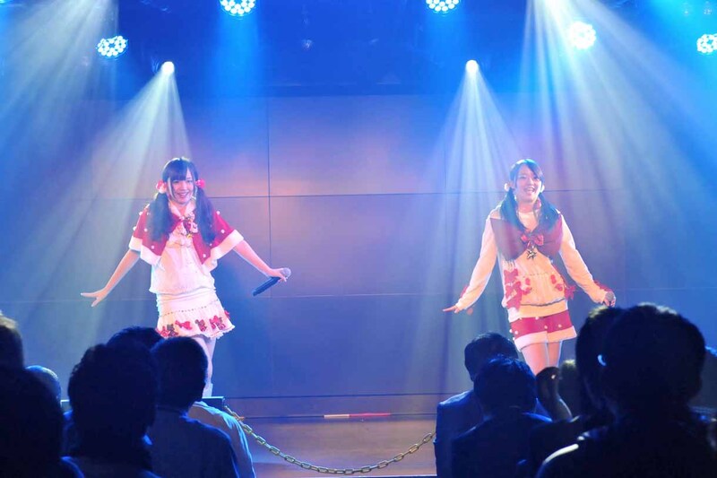 新木さくら、新木こころによる「CHIKU-TAKU」歌唱の様子。