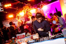 tofubeats「MUSIC FRIDAY on Google+ | YouTube」出演時の様子。