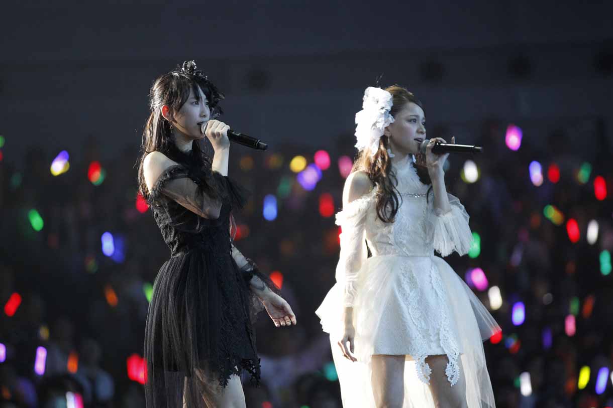 松井玲奈、木下有紀子による「眼差しサヨナラ」歌唱の様子。 (c)AKS