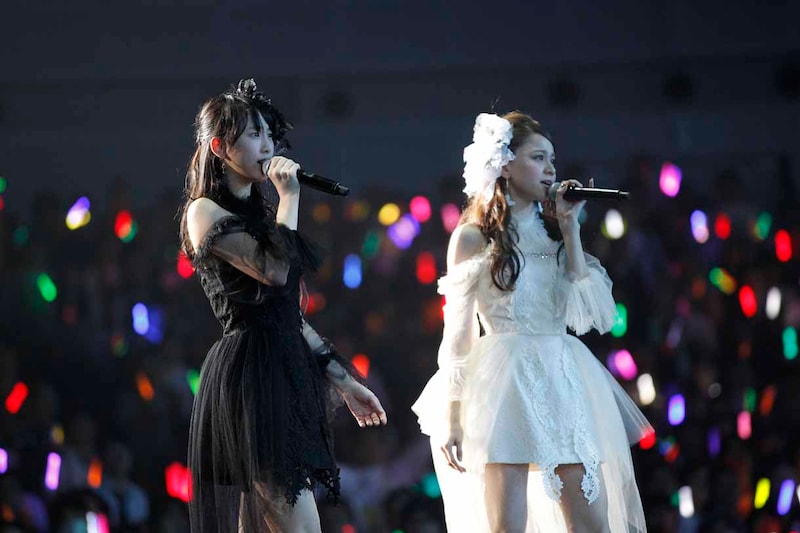 松井玲奈、木下有紀子による「眼差しサヨナラ」歌唱の様子。 (c)AKS