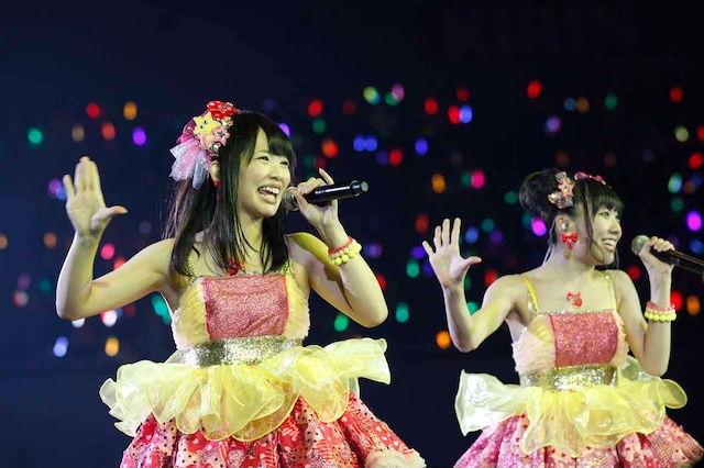 松村香織、須田亜香里による「ここで一発」歌唱の様子。 (c)AKS