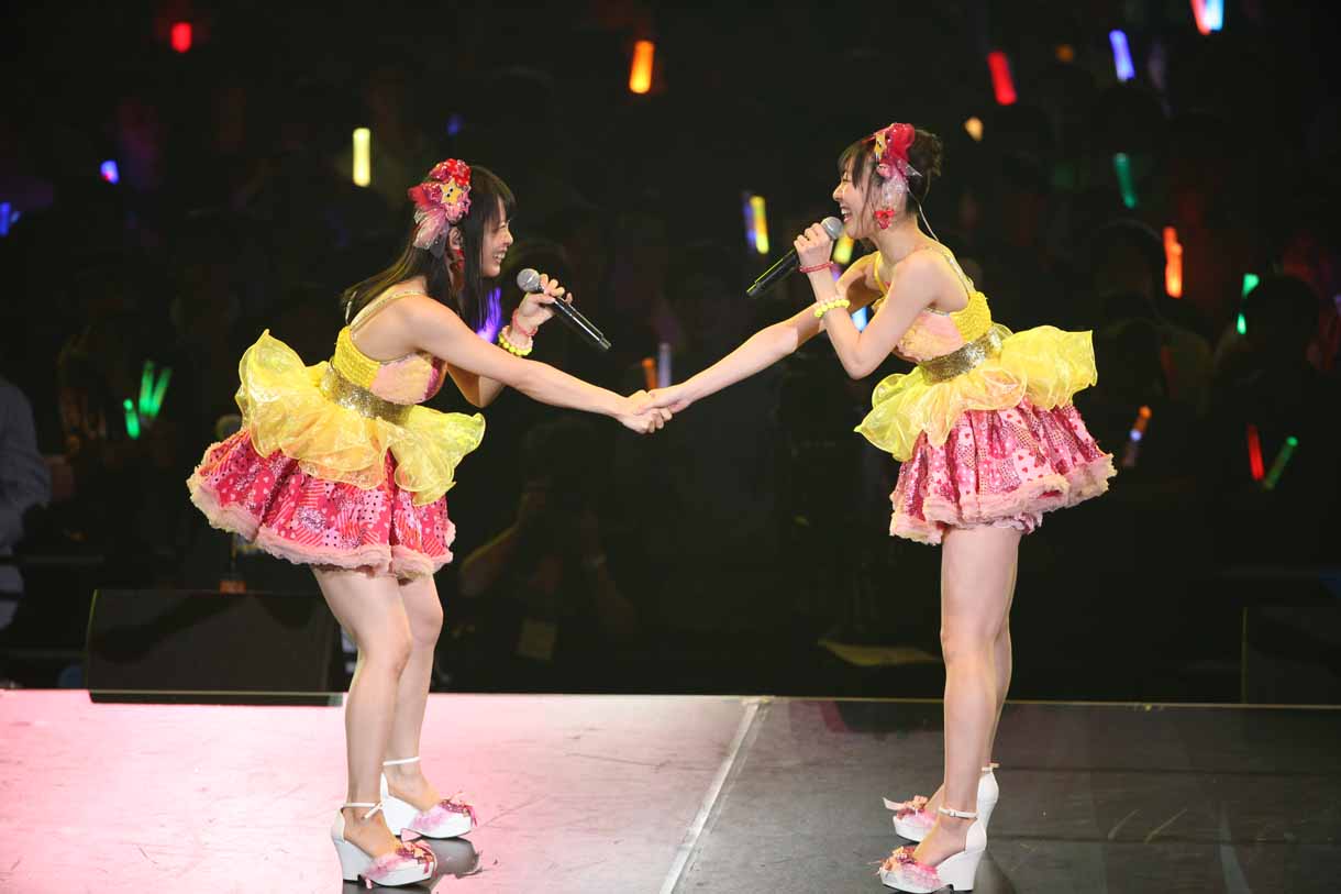 松村香織、須田亜香里による「ここで一発」歌唱の様子。 (c)AKS