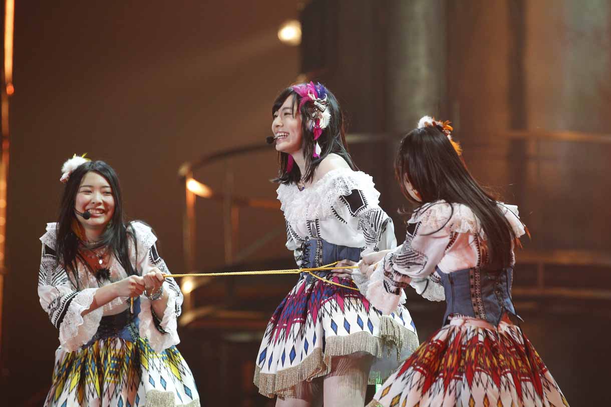 宮前杏実、松井珠理奈、熊崎晴香による「フィンランド・ミラクル」歌唱の様子。 (c)AKS