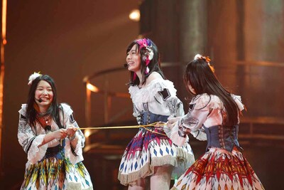 宮前杏実、松井珠理奈、熊崎晴香による「フィンランド・ミラクル」歌唱の様子。 (c)AKS