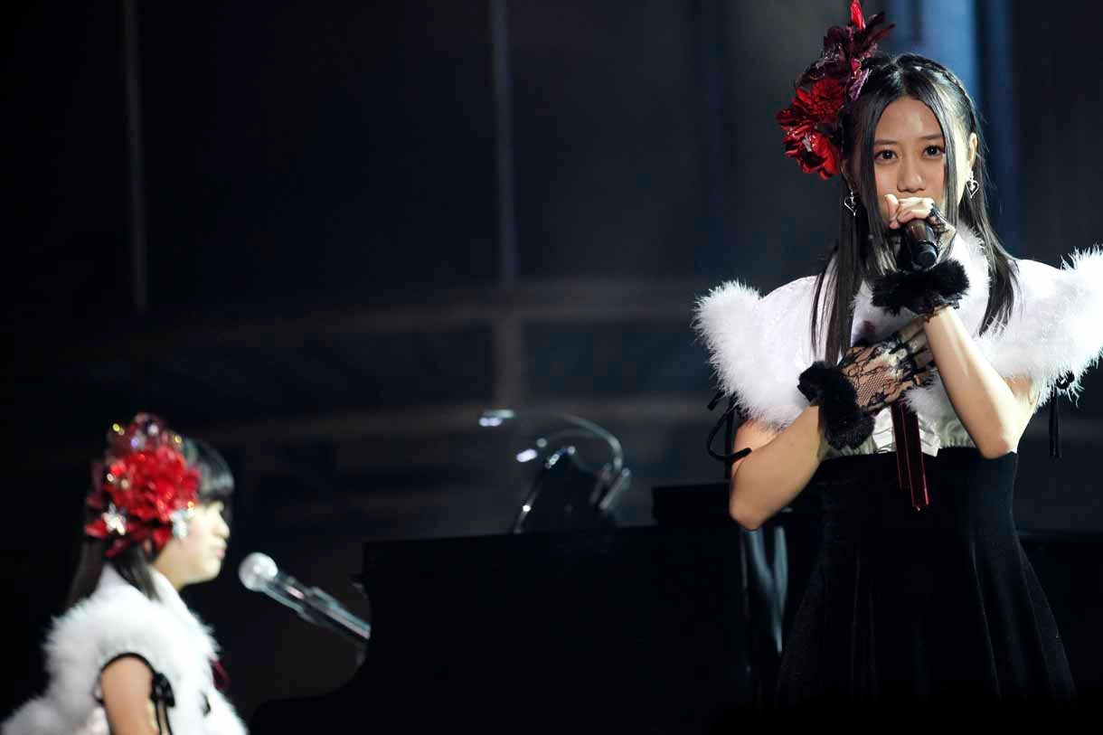 東李苑、古畑奈和による「あなたとクリスマスイブ」歌唱の様子。 (c)AKS