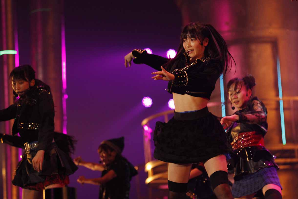 「ESCAPE」の激しいダンスシーンの様子。 (c)AKS