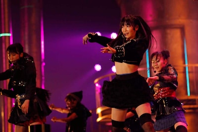 「ESCAPE」の激しいダンスシーンの様子。 (c)AKS