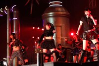 「ESCAPE」の激しいダンスシーンの様子。 (c)AKS