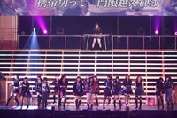 「ESCAPE」の激しいダンスシーンの様子。 (c)AKS