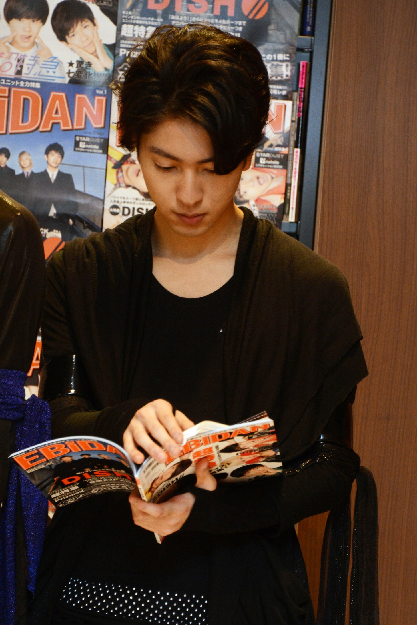 「EBiDAN」を読むコーイチ。