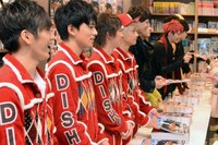 東京・TSUTAYA東京ミッドタウンで行われた「EBiDAN」お渡し会の様子。