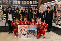 「ナタリー」のポーズをとるDISH//と超特急。