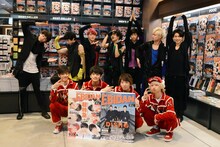 試行錯誤しながら「EBiDAN」のポーズをとるDISH//と超特急。