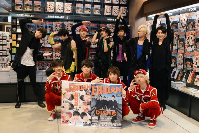 試行錯誤しながら「EBiDAN」のポーズをとるDISH//と超特急。