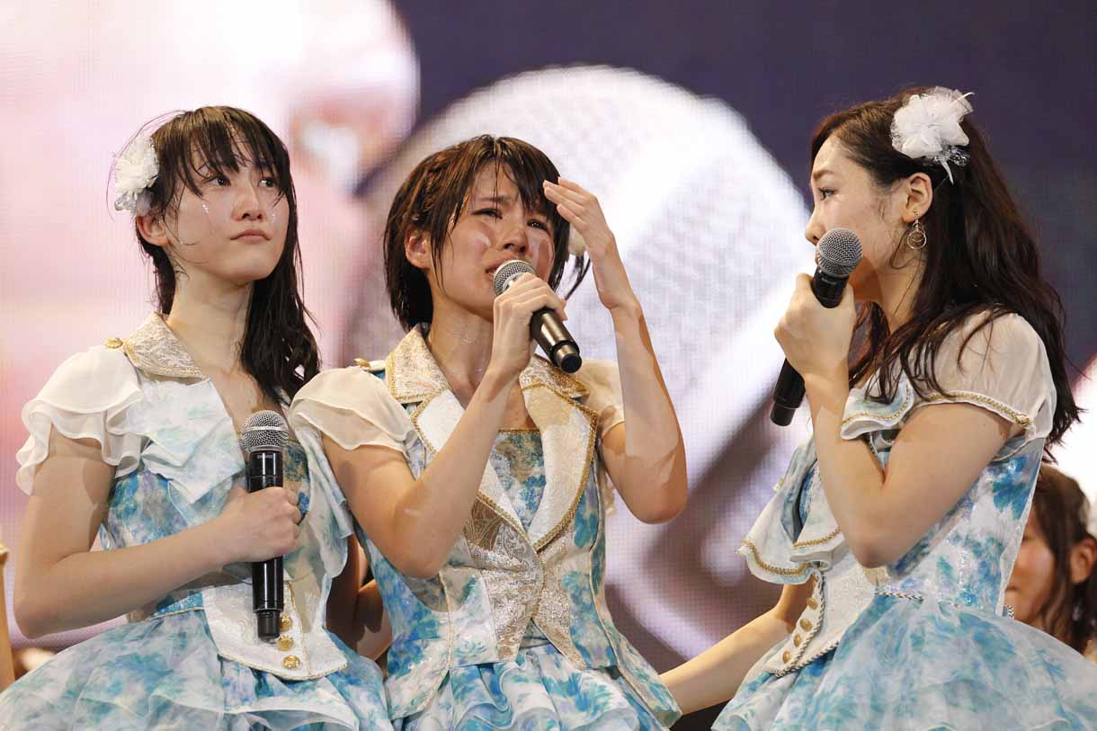 ナゴヤドームの追加公演が発表されうれし涙を流す中西優香（中央）。 (c)AKS