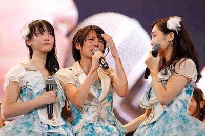 ナゴヤドームの追加公演が発表されうれし涙を流す中西優香（中央）。 (c)AKS