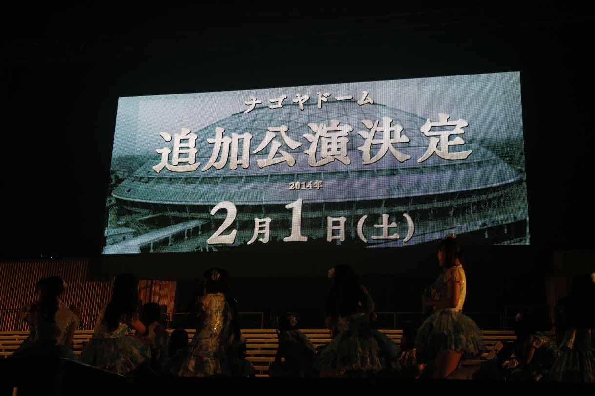 ナゴヤドーム追加公演発表の様子。 (c)AKS