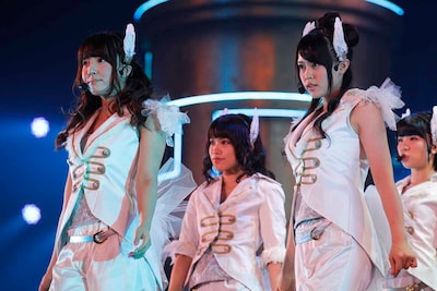 「石榴の実は憂鬱が何粒詰まっている？」歌唱の様子。 (c)AKS