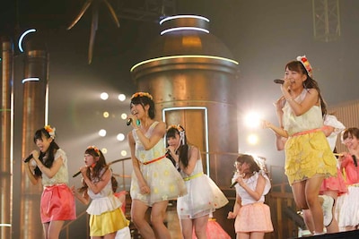 「カナリアシンドローム」歌唱の様子。 (c)AKS