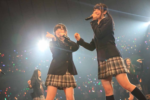 「いつの間にか、弱い者いじめ」歌唱の様子。 (c)AKS