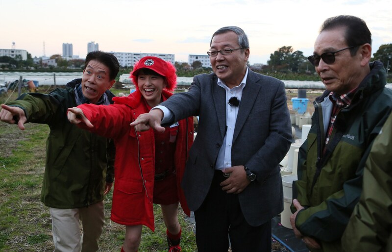 左から岡本信人、百田夏菜子、藤井義晴教授、タモリ。 (c)テレビ朝日