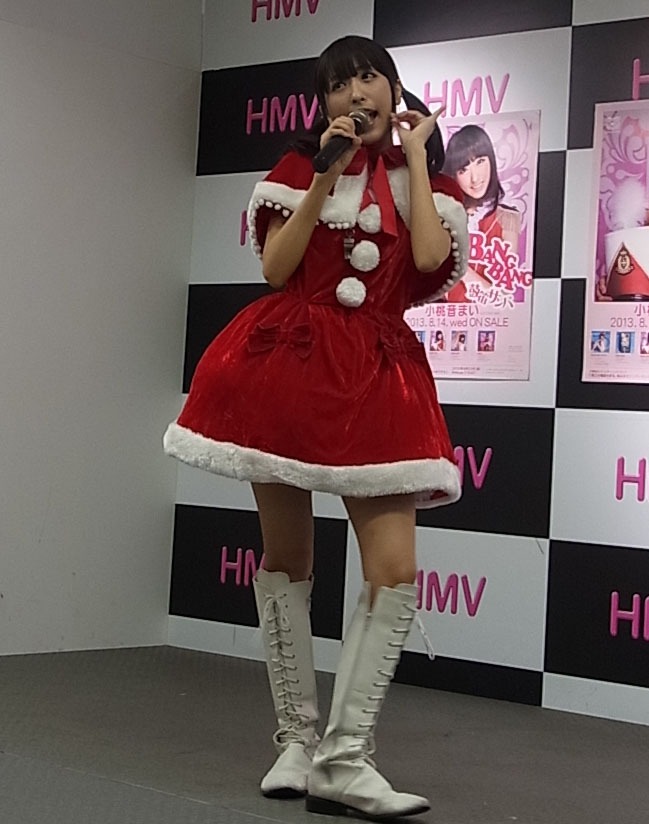 地元神戸で歌う“まいにゃサンタ”。