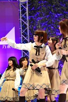 橋本奈々未（中央）