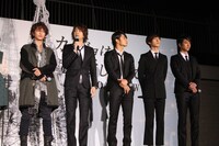 佐藤健とCRUDE PLAYのメンバー。