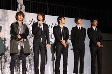 佐藤健とCRUDE PLAYのメンバー。