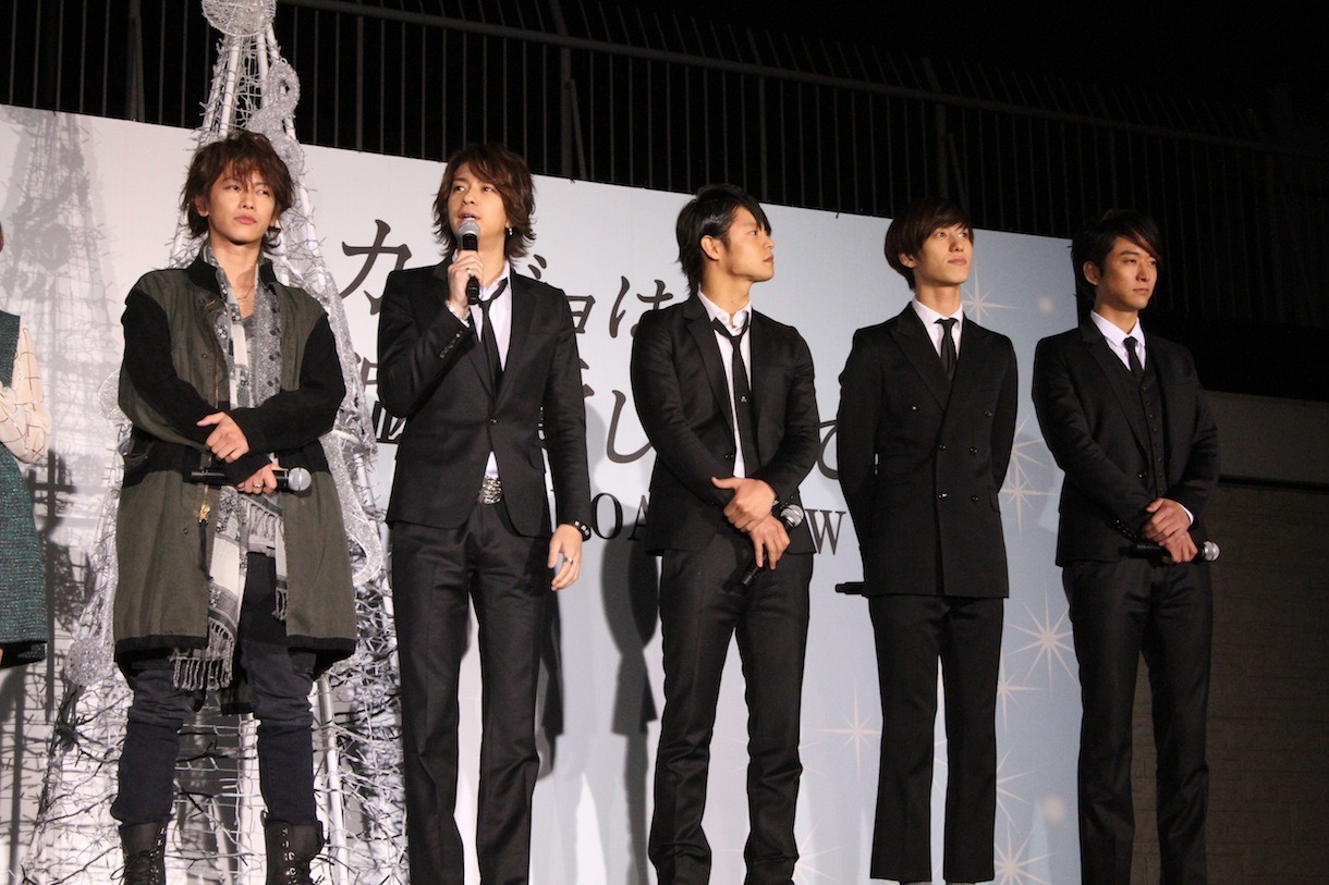 佐藤健とCRUDE PLAYのメンバー。