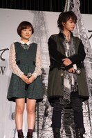 左から大原櫻子、佐藤健。