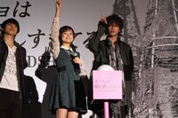 点灯前にカウントダウンを行う吉沢亮、大原櫻子、佐藤健。